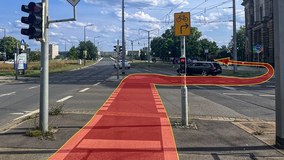 In Dresden hat die Stadtverwaltung Montagfrüh ihren Verkehrsversuch auf der Carolabrücke gestartet. Dort wird bis 31. Dezember 2024 stadtwärte eine von zwei Autospuren als Radweg markiert.