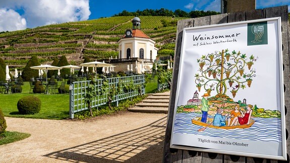 Ein Schild wirbt für den Weinsommer auf Schloss Wackerbarth.