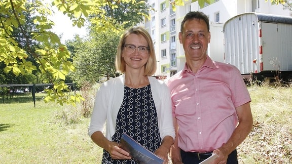 Die allgemeine Baukriste macht auch um Wohnungsbaugenossenschaften in Sachsen keinen Bogen. Die EWG in Dresden hat Neubauten ganz gestoppt und modernisiert im Stadtteil Gorbitz WBS-70-Plattenbauten, wie die EWG-Vorstände Antje Neelmeijer und Michael Reichel ziehen zum 70. Bestehen Bilanz.