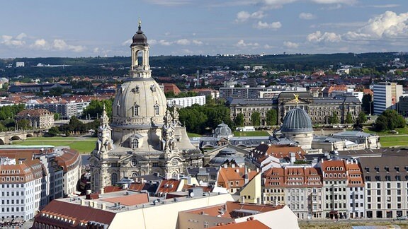 Blick vom Rathausturm auf den Altmarkt mit der Frauenkirche.