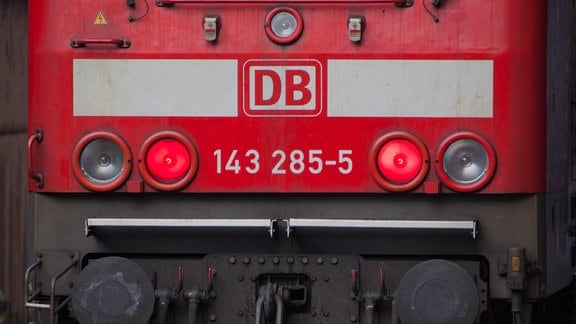 Puffer und Kupplung einer Elektrolokomitive der Baureihe 143 (ehemals BR 243 der Deutschen Reichsbahn)