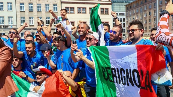 Fans in der Leipziger Innenstadt zum EM-Spiel Italien/Kroatien.