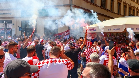 Kroatische Fans mit Pyrotechnik in der Innenstadt