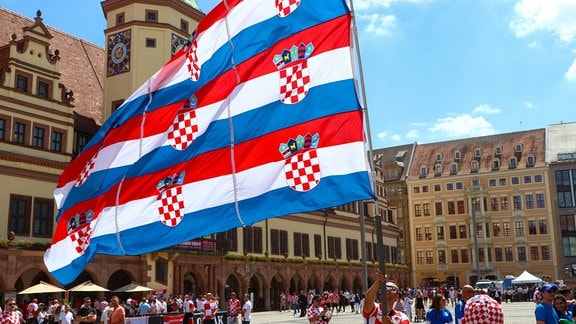 Kroatische Fans mit Fahne