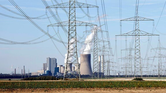 Strommasten und Windräder rund um das Kohlekraftwerk Niederaußem