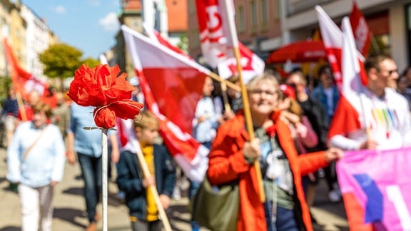 Teilnehmer eines Demonstrationszuges laufen anlässlich des 1. Mai durch die Cottbuser Innenstadt. 