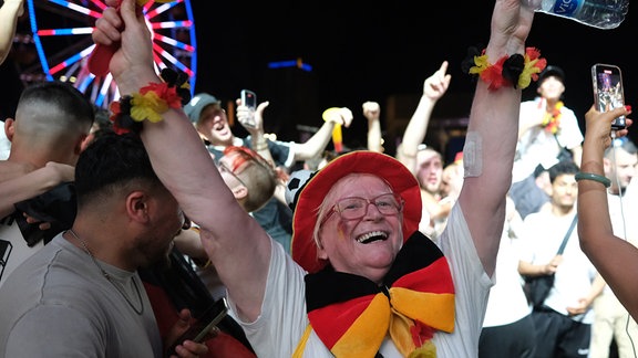 Deutsche Fans jubeln in der Fan Zone Leipzig nach dem EM Achtelfinale Deutschland gegen Dänemark.