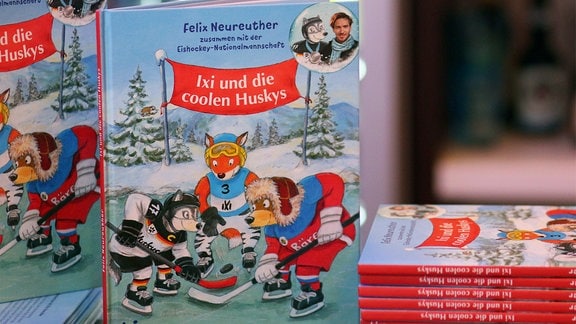 Ein Stapel Kinderbücher von Felix Neureuther: "Ixi und die coolen Huskys" liegen auf dem Tisch
