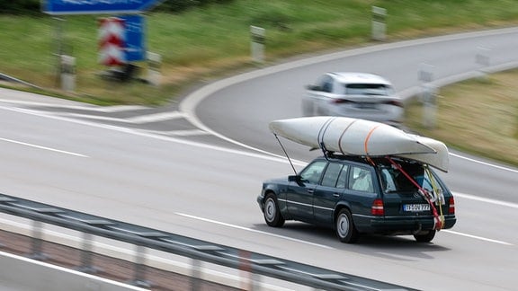 Ein Mercedes Kombi fährt mit zwei Booten beladen auf der A9 am Schkeuditzer Kreuz in Richtung Süden.