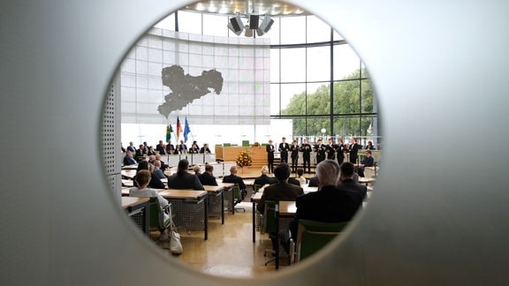 Ein Chor singt im Plenarsaal des Sächsischen Landtages. Anlass ist eine Feierstunde zum Tag der Deutschen Einheit.