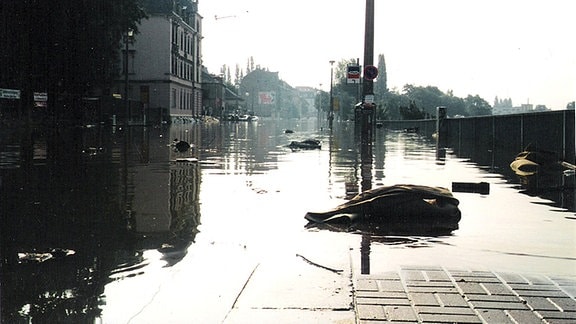 Leipziger Straße in Dresden unter Wasser.