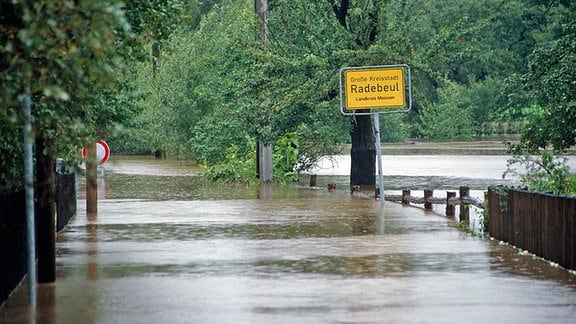 Eine Straße in Radebeul ist komplett überflutet