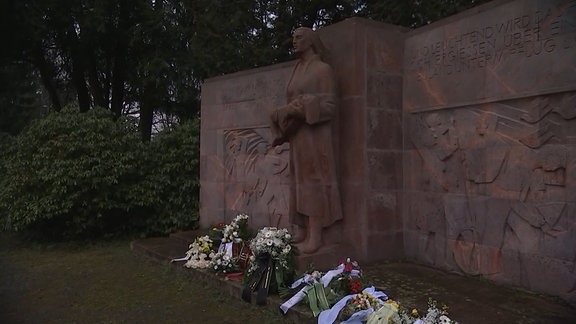 Blumen für die Opfer des zweiten Weltkriegs auf dem städtischen Friedhof in Chemnitz 