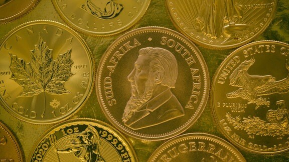 Goldmünzen, 1 Unze Gold Krügerrand Vorderseite Paul Kruger zwischen weiteren Goldmünzen Maple Leaf, Britannia, Golden Eagle