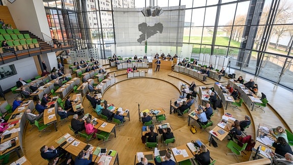 Blick in den Plenarsaal während einer Sitzung des Sächsischen Landtages.