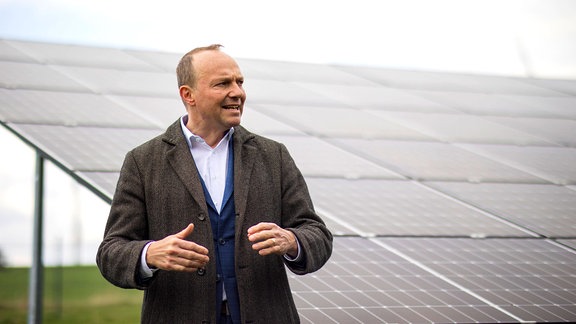 Energie- und Klimaschutzminister Wolfram Günther besucht den Solarpark Tannenhübel.