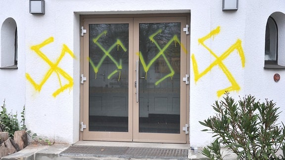 Die Wände einer Schule wurden mit gelben Hakenkreuzen beschmiert