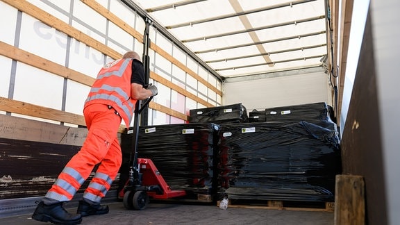 Kisten mit der Hilfslieferung für die vom Hochwasser betroffene Region Niederschlesien werden beim DRK auf einen LKW verladen. 