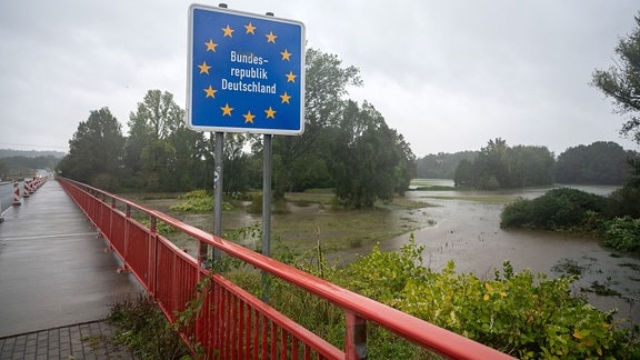 Die Neiße führt Hochwasser im Grenzgebiet von Görlitz. 