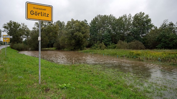 Der Neiße-Radweg in Görlitz ist aufgrund des Hochwassers überflutet. 