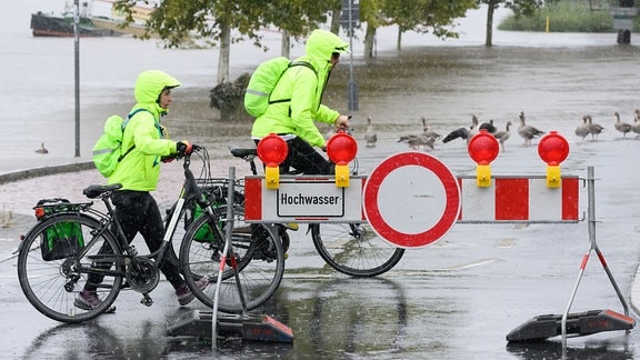 Ein Parkplatz an der Elbe ist in Pirna in der Sächsischen Schweiz wegen Hochwasser gesperrt.