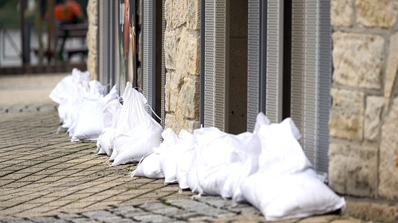 Sandsäcke liegen in dem Kurort Rathen in der Sächsischen Schweiz vor Fenstern eines Hotels. 