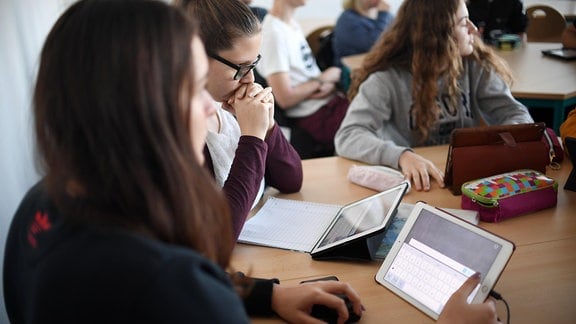 Schüler eines Gymnasium arbeiten mit iPads im Englischunterricht. 