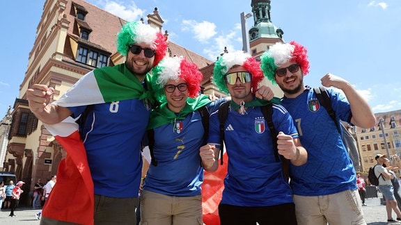 Bunte Italien-Fans vor dem alten Rathaus in Leipzig