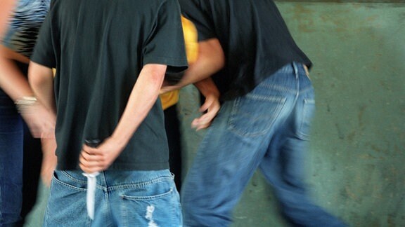 Jugendliche bei einer Schlägerei mit Messer, 2002