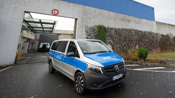 Ein vollelektronischer Gefangenentransporter fährt nach der Übergabe der Fahrzeuge an den sächsischen Vollzug aus der Justizvollzugsanstalt Dresden