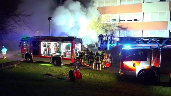 Feuerwehrleute vor einem Hochhaus