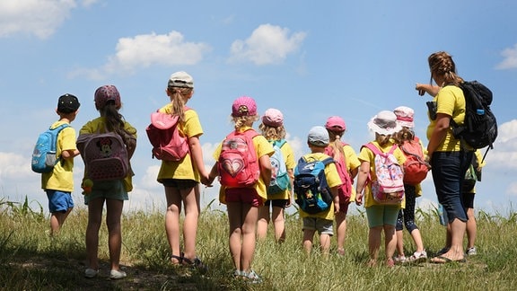 Die Kinder der Ameisengruppe der Abenteuerkita «Regenbogen» in Mücheln-Stöbnitz mit ihrer Erzieherin Jennifer Geheb auf dem Heimweg von ihrem kleinen Unterschlupf am Aussichtsturm Geiseltalsee zu ihrer Kita.