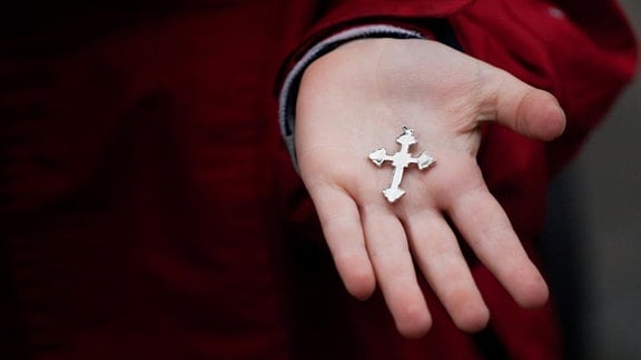 Ein Kreuz in einer Hand