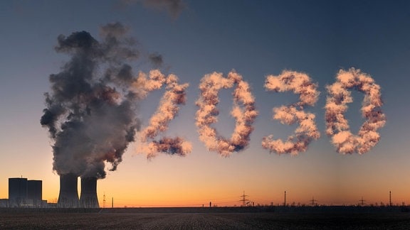 Kohlekraftwerk mit Wolken, die die Jahresziffer 2030 bilden