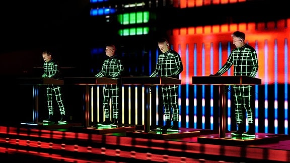 Die Band Kraftwerk bei einem Auftritt mit aufwendigem Lichtkonzept