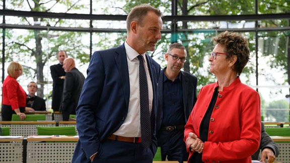 Sabine Zimmermann (r), Co-Vorsitzende des BSW Sachsen, und Jörg Scheibe, Co-Vorsitzender des BSW in Sachsen, stehen vor Beginn der konstituierenden Sitzung des Sächsischen Landtages im Plenarsaal. 