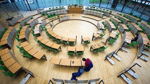 Während der Umbauarbeiten im Plenarsaal des Sächsischen Landtags in Dresden (Sachsen) die Sitzreihen neu montiert.