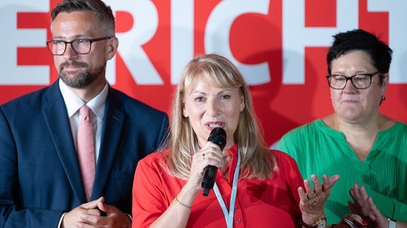 Martin Dulig (SPD), Wirtschaftsminister von Sachsen, Petra Köpping (SPD), Sozialministerin von Sachsen, und Kathrin Michel, Co-Vorsitzende der SPD Sachsen, stehen auf der Bühne und sprechen bei der SPD-Wahlparty.