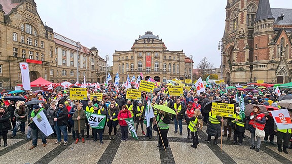 Theaterplatz in Chemnitz gefüllt mit streikenden Lehrern.