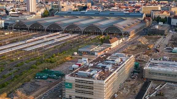 Blick über die Baustelle für das neue Gymnasium im Löwitz-Quartier am Hauptbahnhof zur Leipziger Innenstadt. 