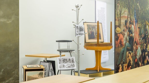 Stühle, Tische und Bilder in einer Galerie