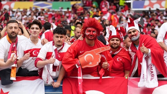 Feiernde Fans der türkischen Fußballmannschaft