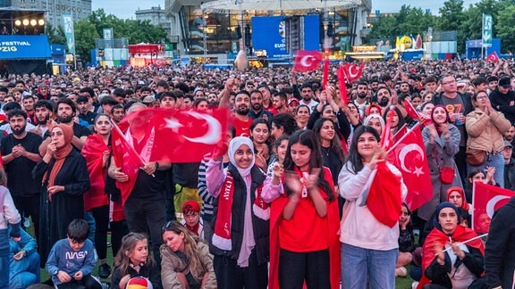 Feiernde Fans der türkischen Fußballmannschaft auf dem Leipziger Augustusplatz