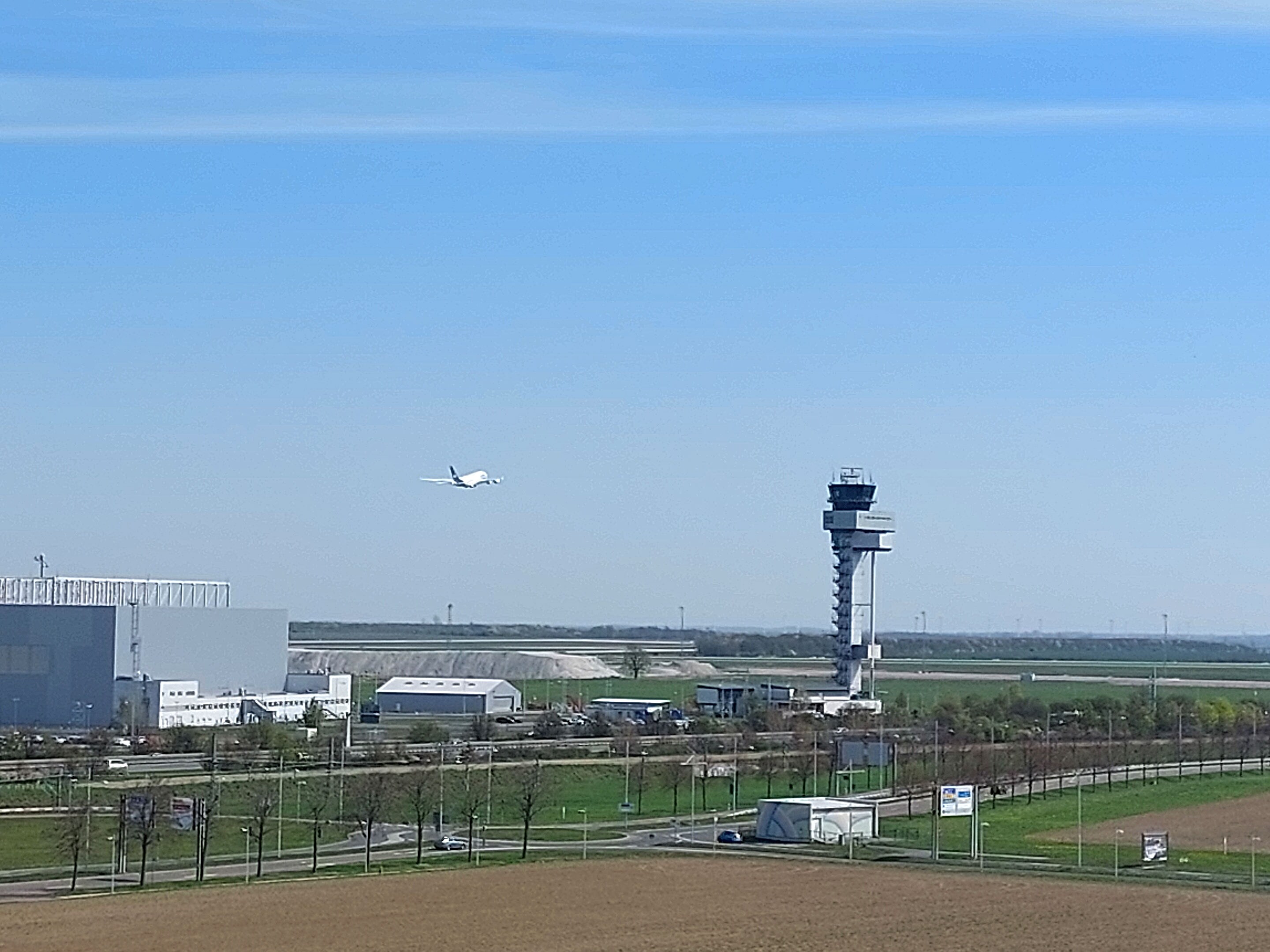 Hat der Flughafen Leipzig eine Aussichtsplattform?