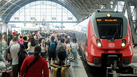 Voller Bahnsteig mit Fahrgästen für den Regionalexpress von Leipzig nach Dresden.
