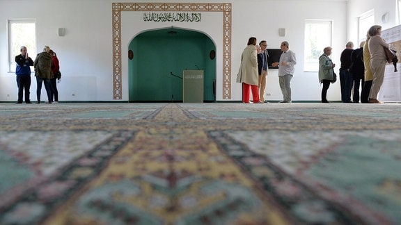 Besucher sehen sich am Tag der offenen Moschee 2016 in Berlin in der Khadija Moschee um.