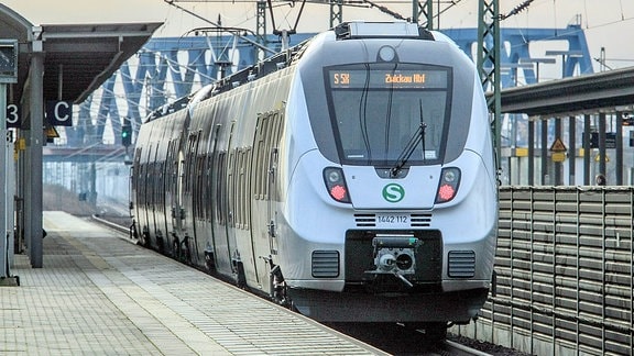 Baureihe ET 1442 (Talent 2 / Baureihe 442) als S5X nach Zwickau im Bahnhof Leipzig Messe. 