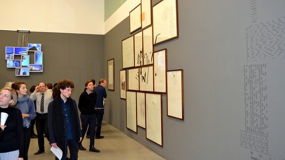 Besucher betrachten ein Werk von Preisträger Thomas Taube