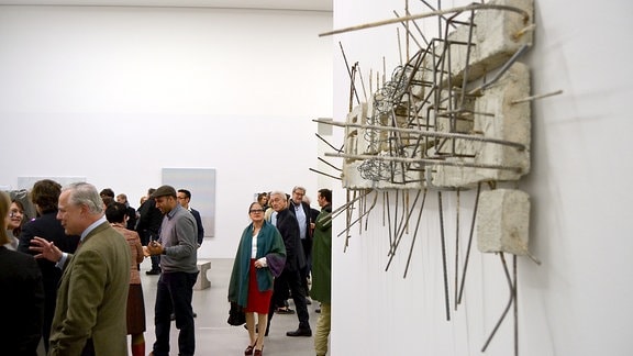 Besucher betrachten ein Werk von Preisträger Manaf Halbouni