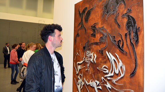 Preisträger Marian Luft vor seinem Werk "Slooagh"